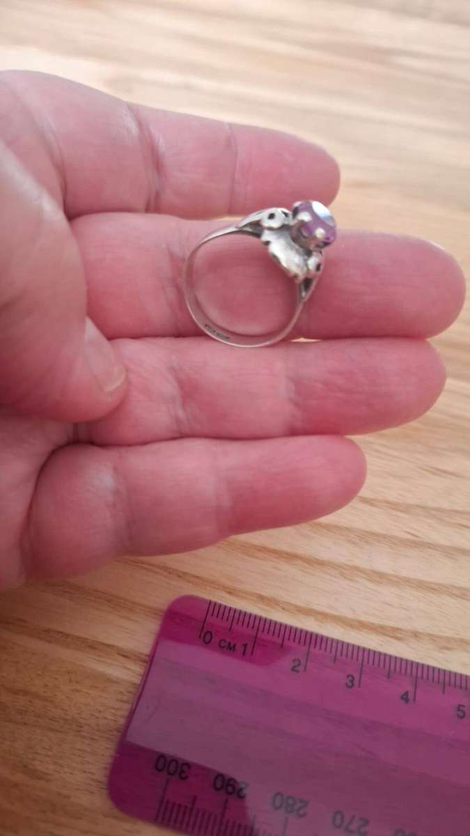 Beautiful 925 Sterling Silver Ring with Purple Stone   - In Good Condition  (4.3 grams)