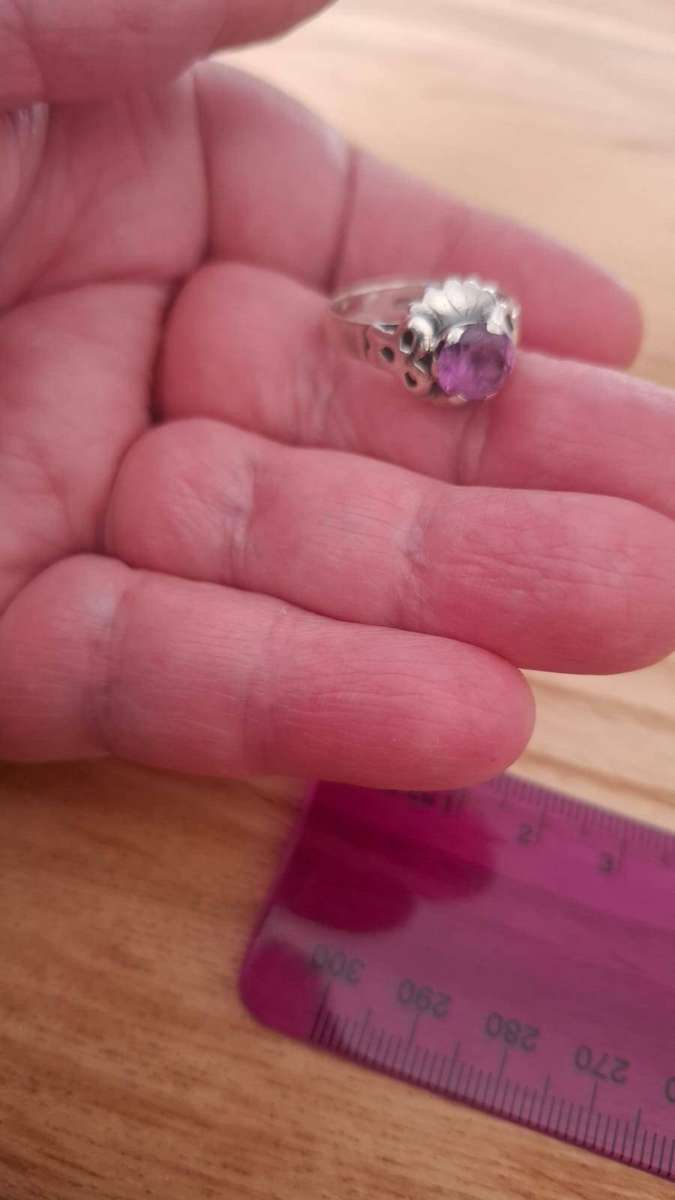 Beautiful 925 Sterling Silver Ring with Purple Stone   - In Good Condition  (4.3 grams)
