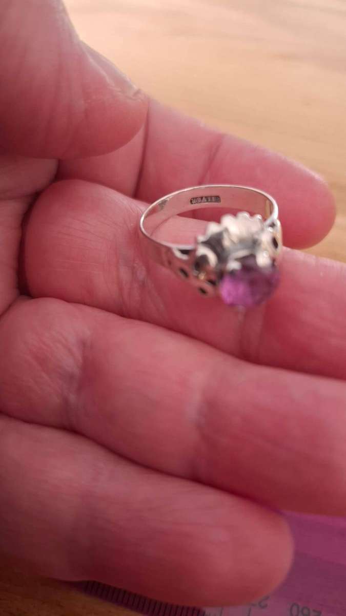 Beautiful 925 Sterling Silver Ring with Purple Stone   - In Good Condition  (4.3 grams)