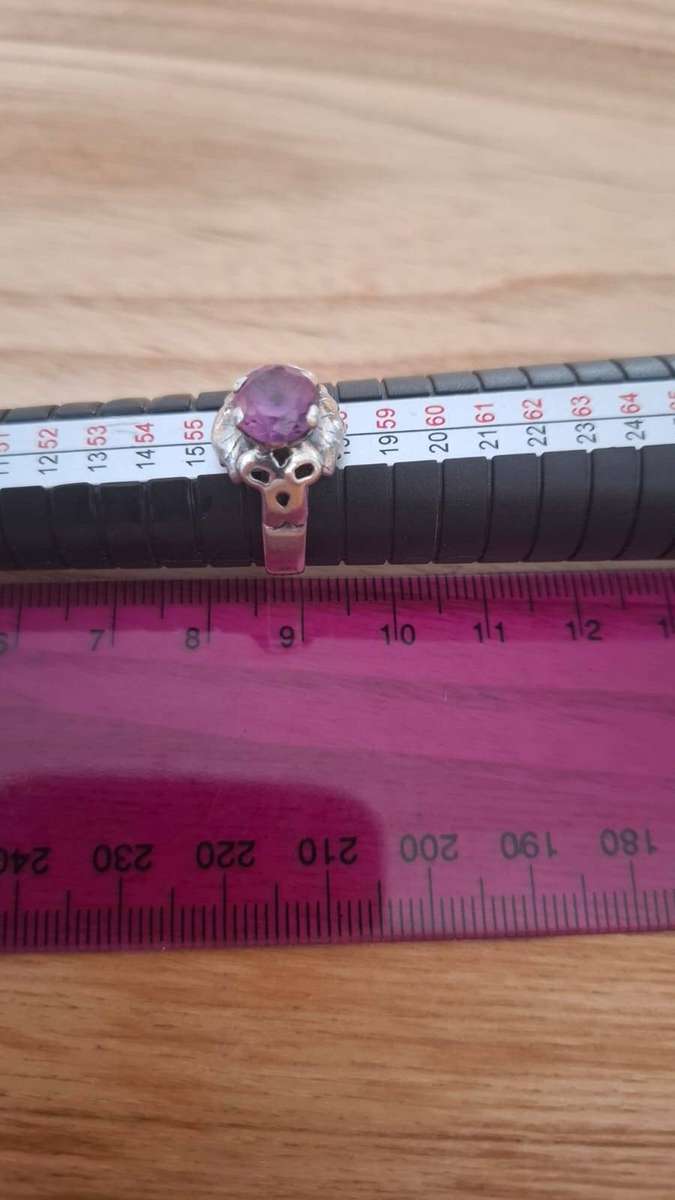 Beautiful 925 Sterling Silver Ring with Purple Stone   - In Good Condition  (4.3 grams)