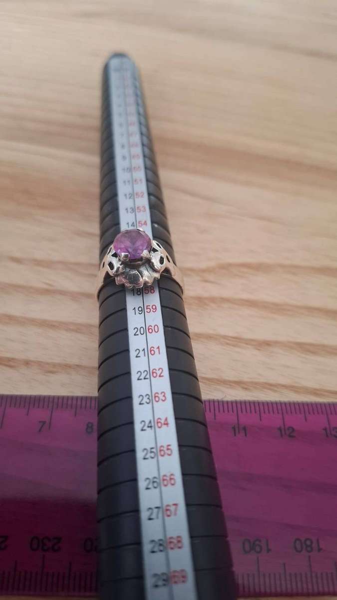 Beautiful 925 Sterling Silver Ring with Purple Stone   - In Good Condition  (4.3 grams)