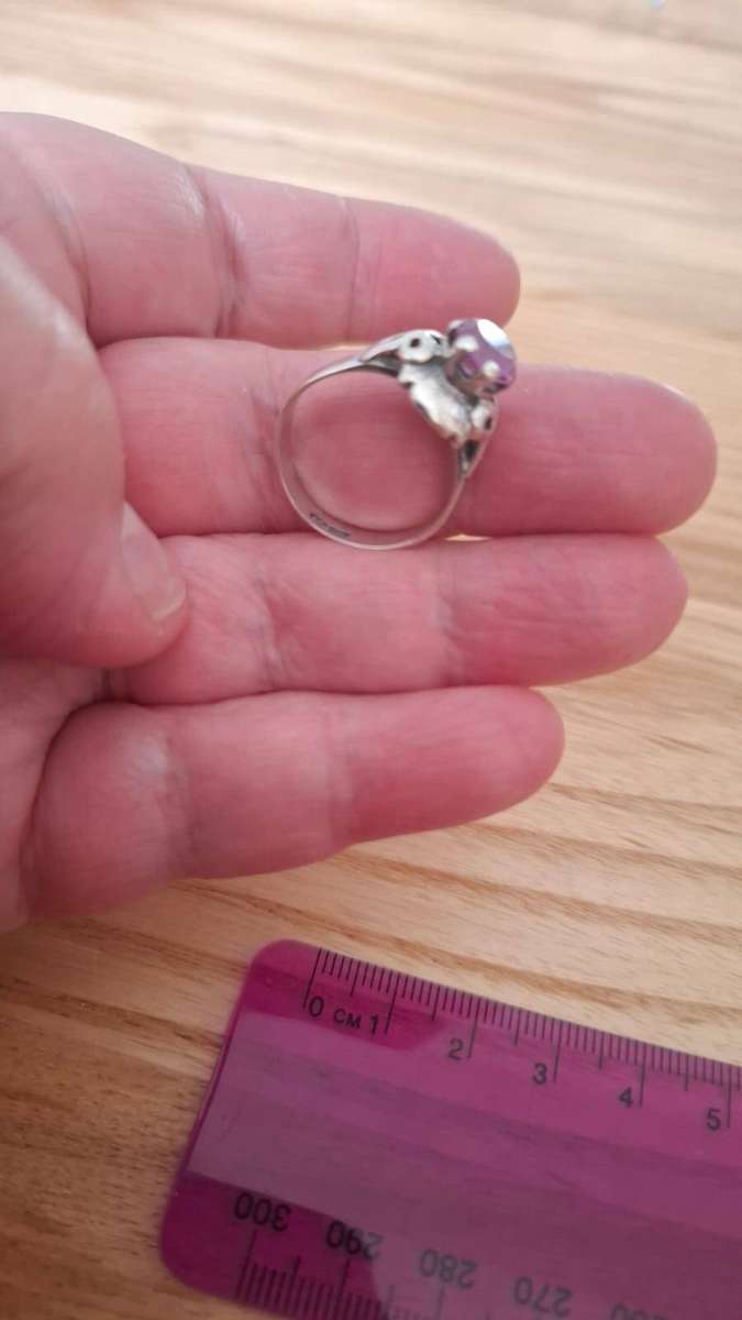 Beautiful 925 Sterling Silver Ring with Purple Stone   - In Good Condition  (4.3 grams)