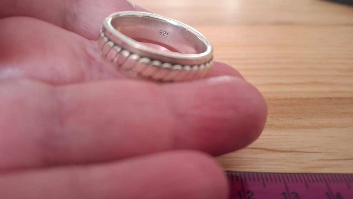 Stunning Gents Heavy 925 Sterling Silver (11.3 Grams ) (24 mm Dim) in Good Condition(Clearly Marked)