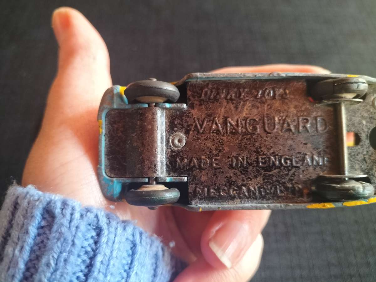 Vintage Dinky Toys NO 40E- 153 - Standard Vangaurd Car - Made in England Meccano LTD