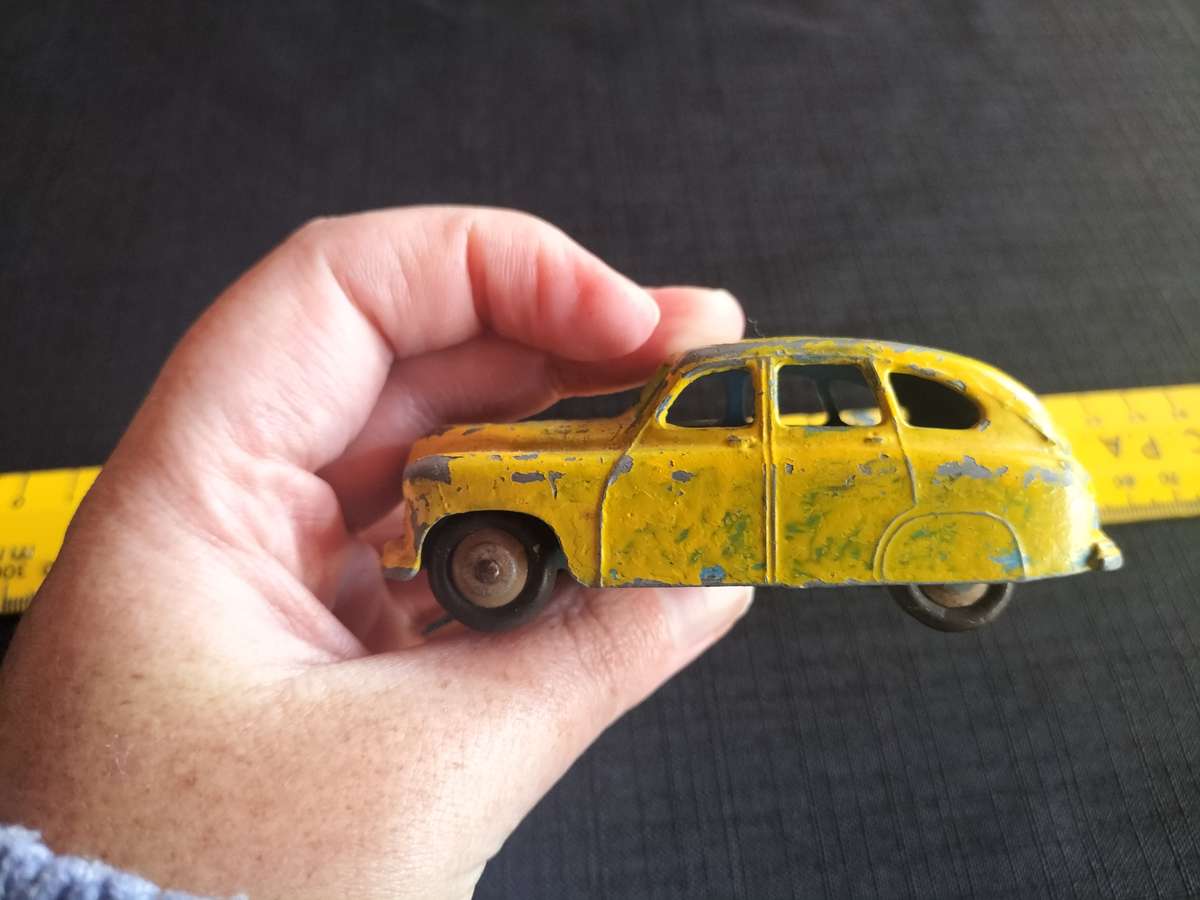 Vintage Dinky Toys NO 40E- 153 - Standard Vangaurd Car - Made in England Meccano LTD