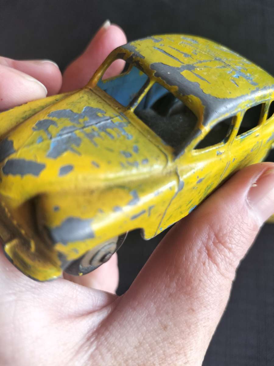 Vintage Dinky Toys NO 40E- 153 - Standard Vangaurd Car - Made in England Meccano LTD