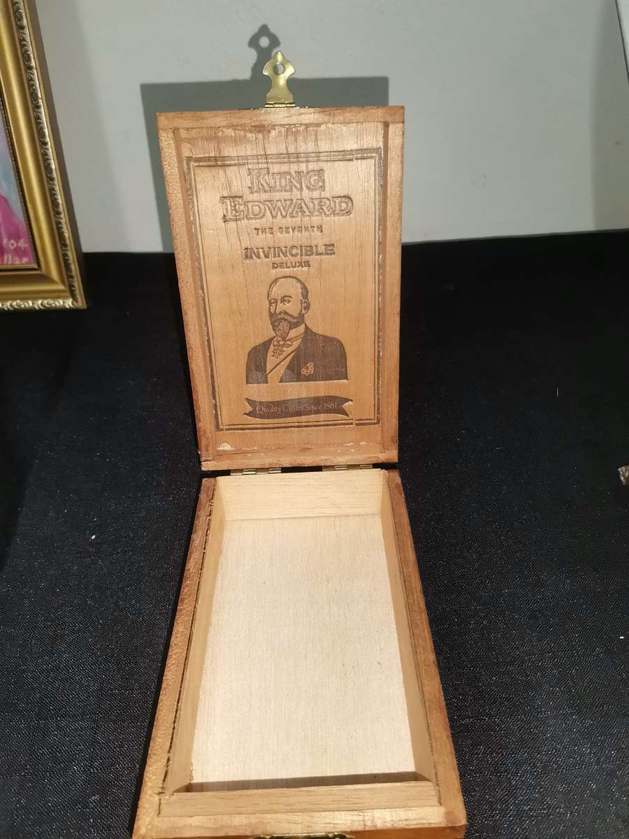 King Edward Invincible Deluxe Cigar Box  with Seven Cigars in Original Box