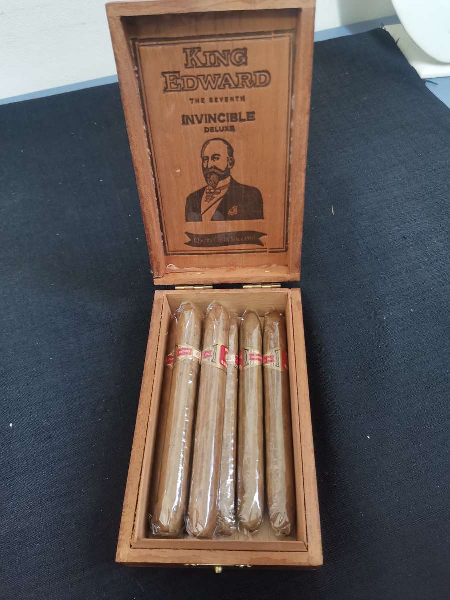 King Edward Invincible Deluxe Cigar Box  with Seven Cigars in Original Box