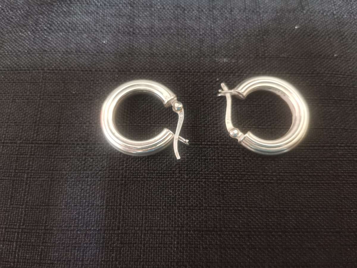 Stunning Siver 925 Hoop Earrings in Great Condition 3.7 grams