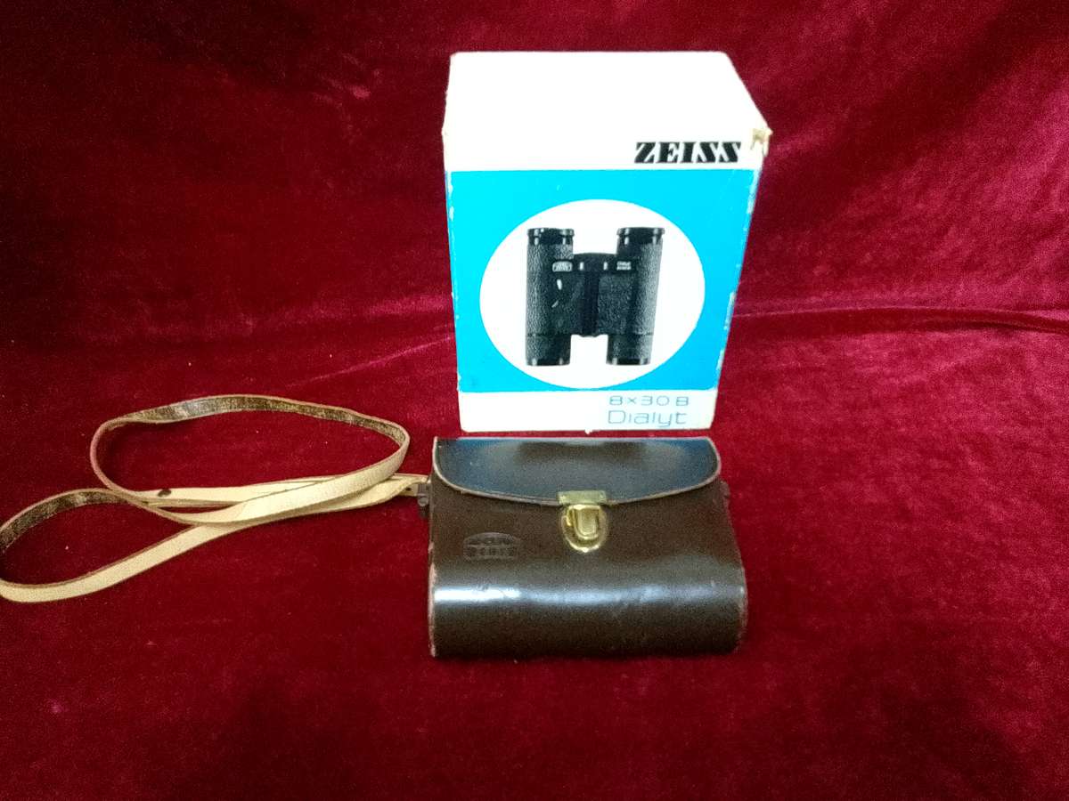 Beautiful Vintage Pair Of German Carl Zeiss 8x30B Dialyt Binoculars With Genuine Leather Case