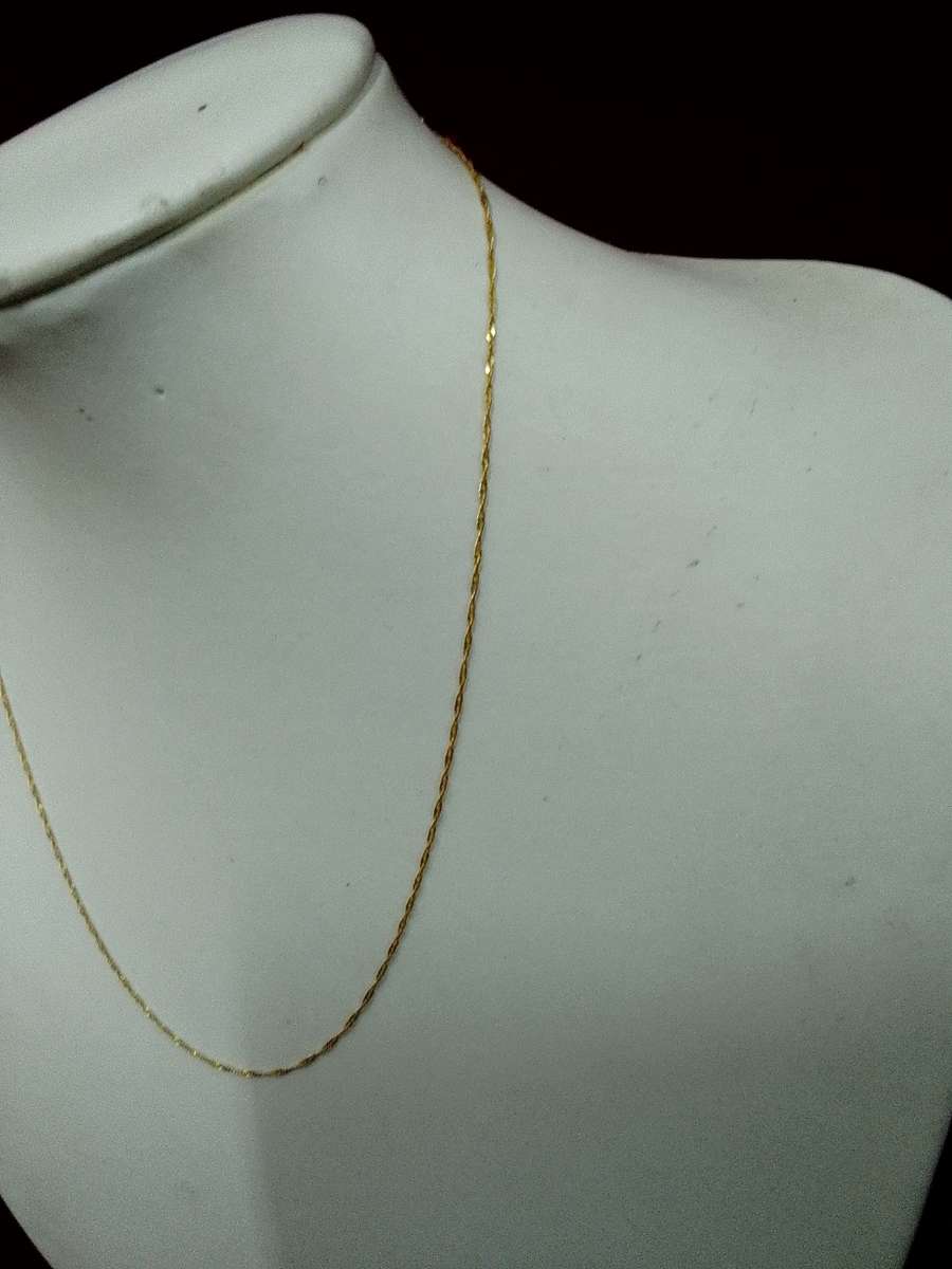 Beautiful Thin 9Ct Gold Chain - Marked 375 / Italy  - 0.8g -  Good Condition
