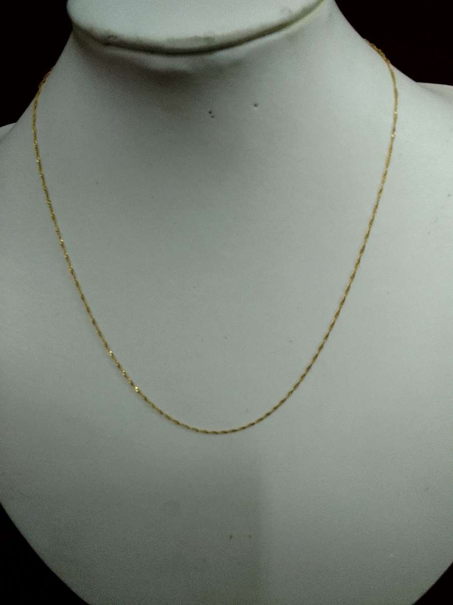 Beautiful Thin 9Ct Gold Chain - Marked 375 / Italy  - 0.8g -  Good Condition