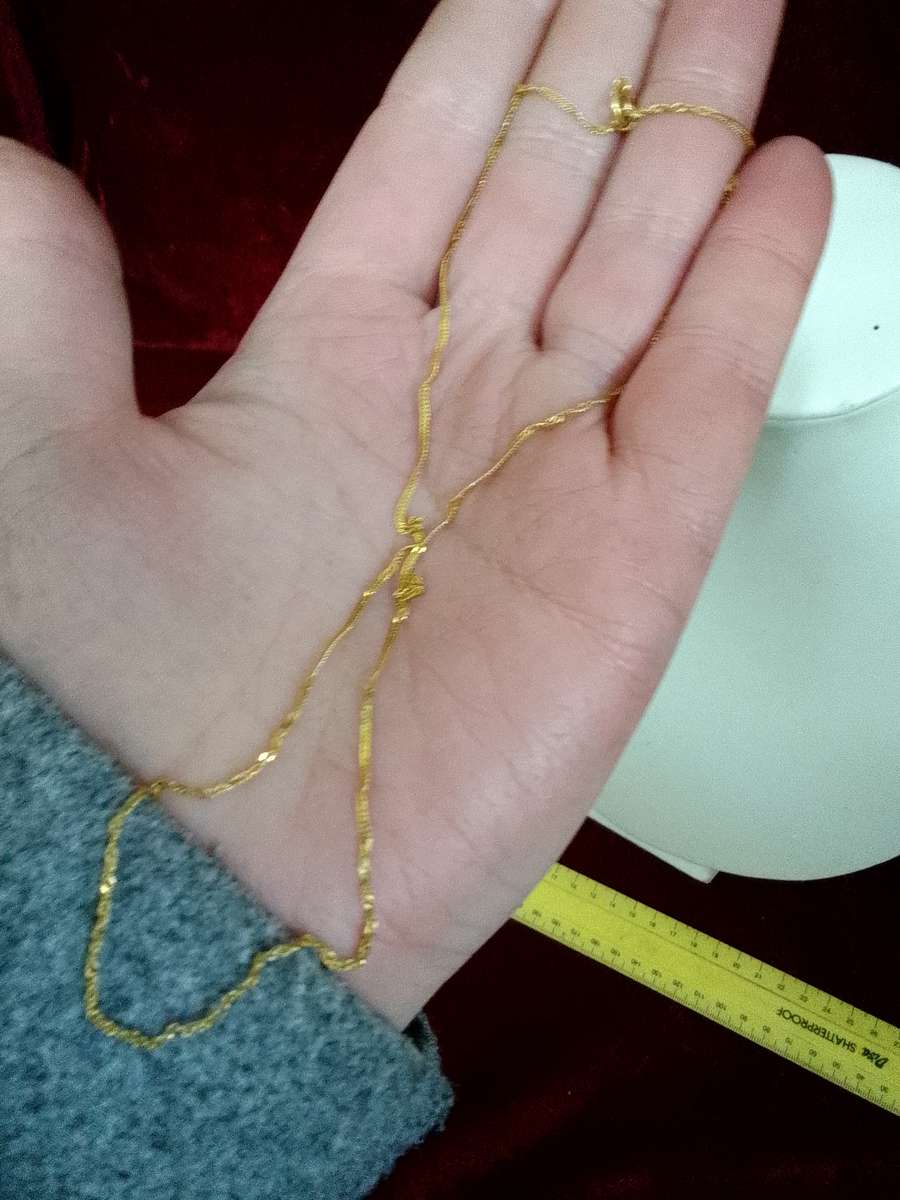 Beautiful Thin 9Ct Gold Chain - Marked 375 / Italy  - 0.8g -  Good Condition