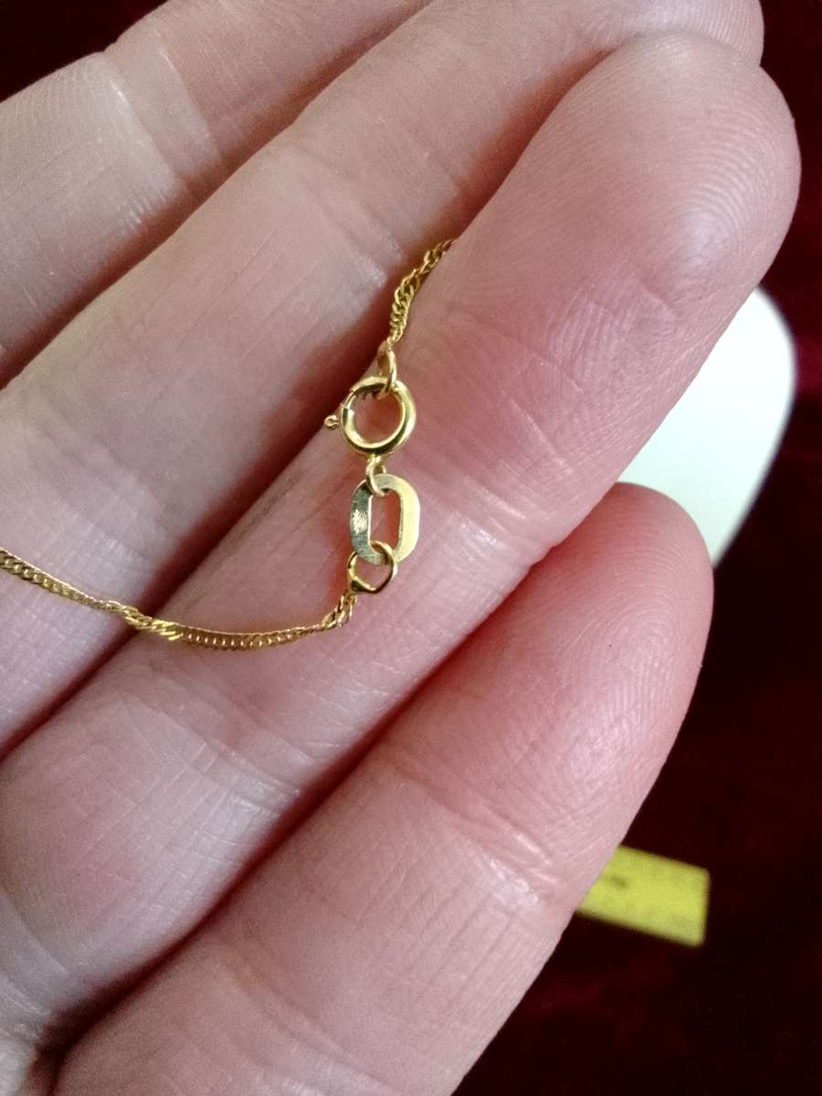 Beautiful Thin 9Ct Gold Chain - Marked 375 / Italy  - 0.8g -  Good Condition