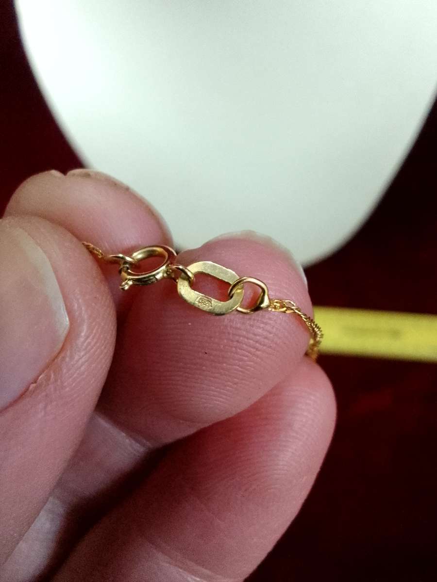 Beautiful Thin 9Ct Gold Chain - Marked 375 / Italy  - 0.8g -  Good Condition