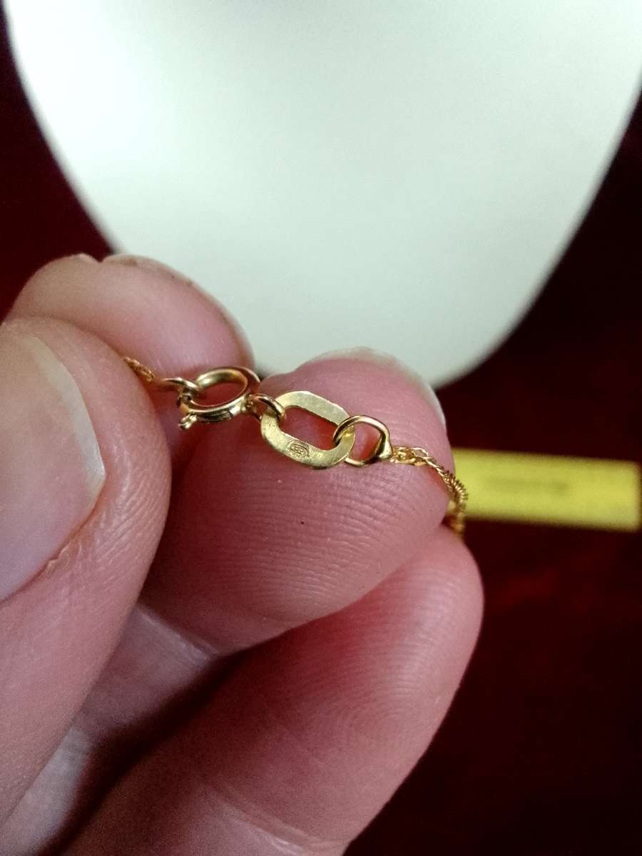 Beautiful Thin 9Ct Gold Chain - Marked 375 / Italy  - 0.8g -  Good Condition