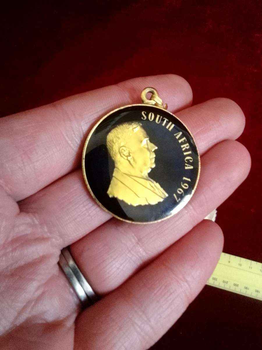 Stunning Enamelled Coin Pendant 1967 South Africa Silver One Rand - 17.3g -Good Condition