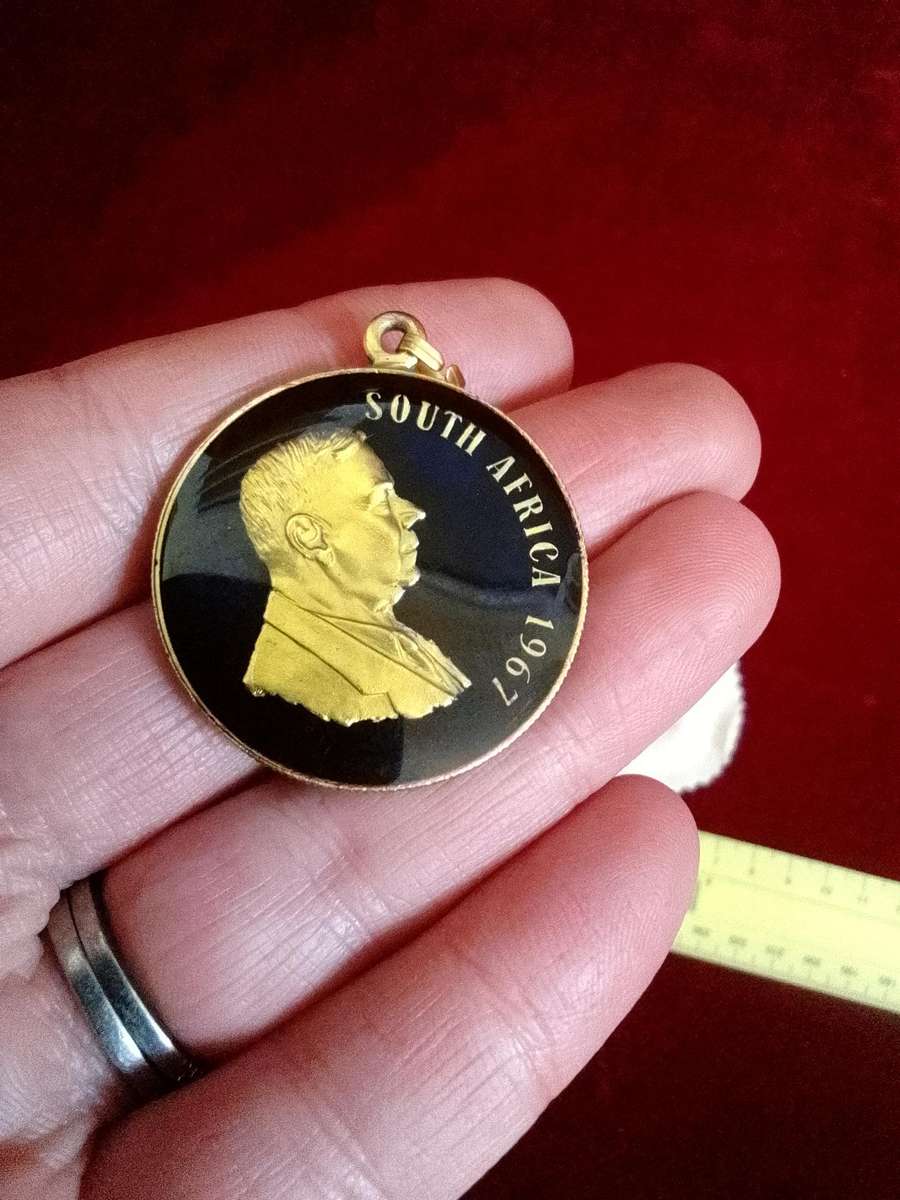 Stunning Enamelled Coin Pendant 1967 South Africa Silver One Rand - 17.3g -Good Condition