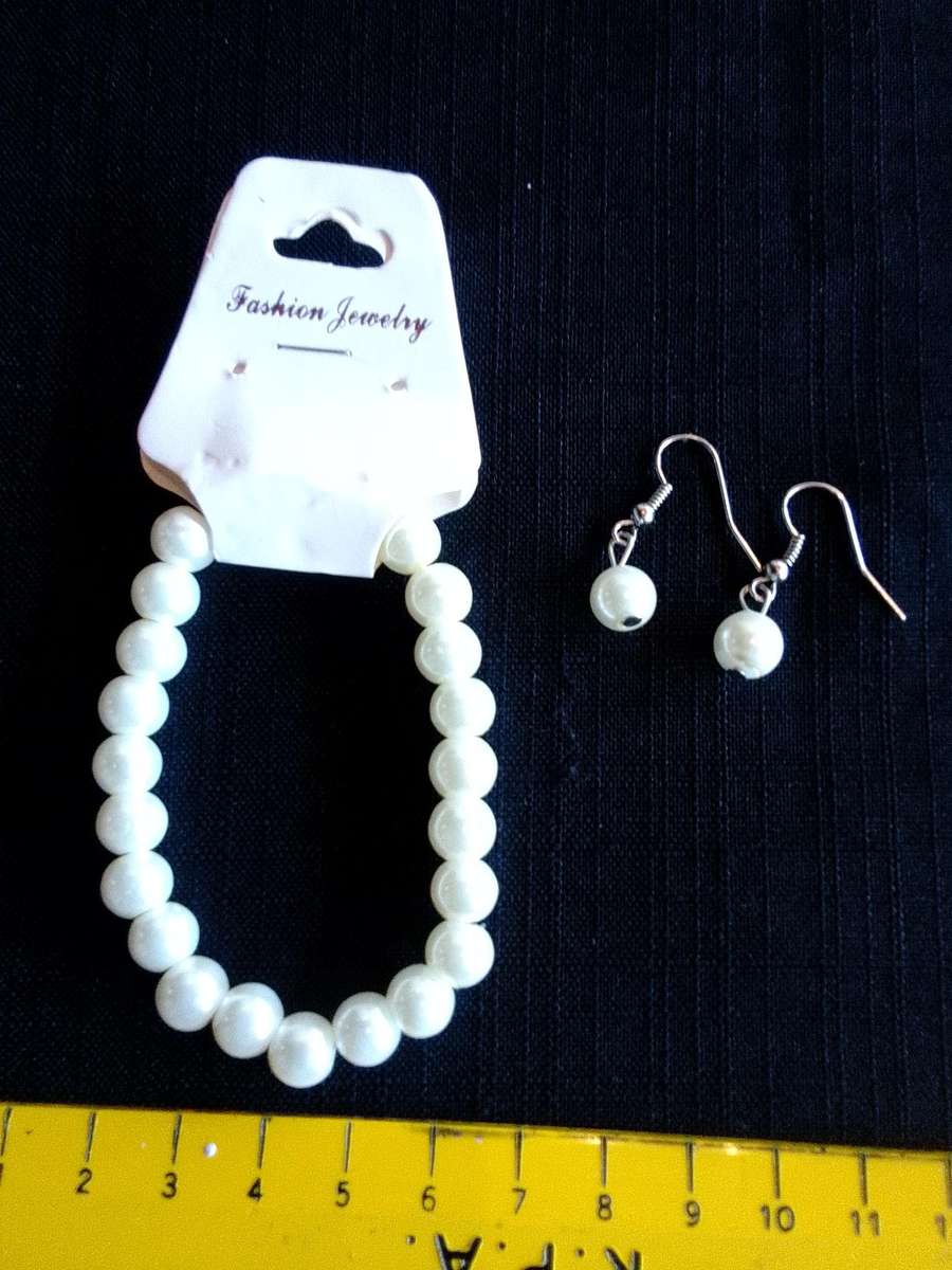 Beautiful Set Of Costume Jewelry Pearl Earrings And Stretch Bracelet -Excellent Condition