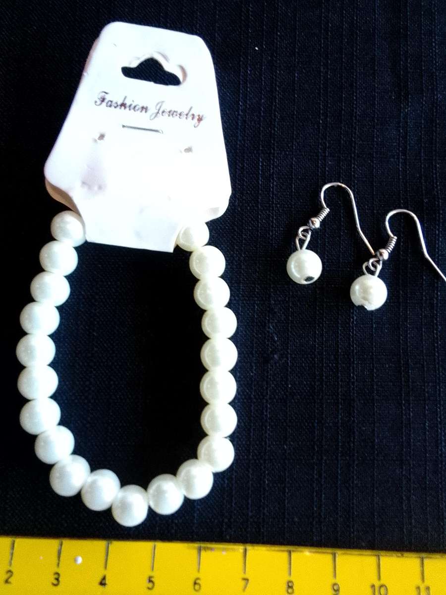 Beautiful Set Of Costume Jewelry Pearl Earrings And Stretch Bracelet -Excellent Condition