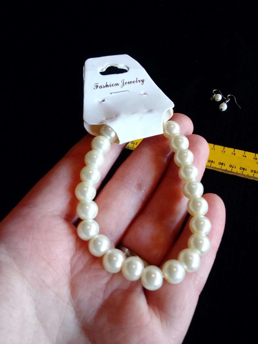 Beautiful Set Of Costume Jewelry Pearl Earrings And Stretch Bracelet -Excellent Condition