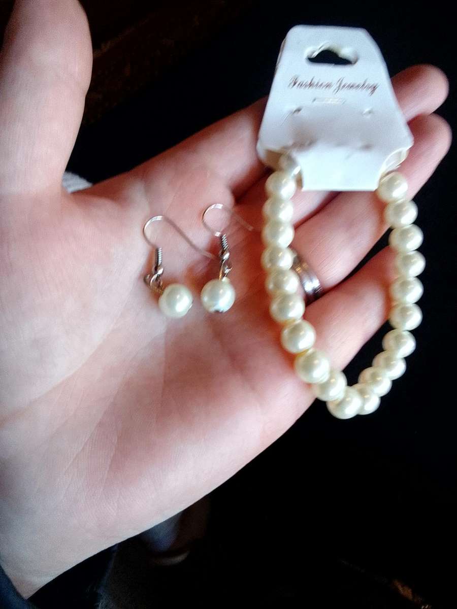 Beautiful Set Of Costume Jewelry Pearl Earrings And Stretch Bracelet -Excellent Condition