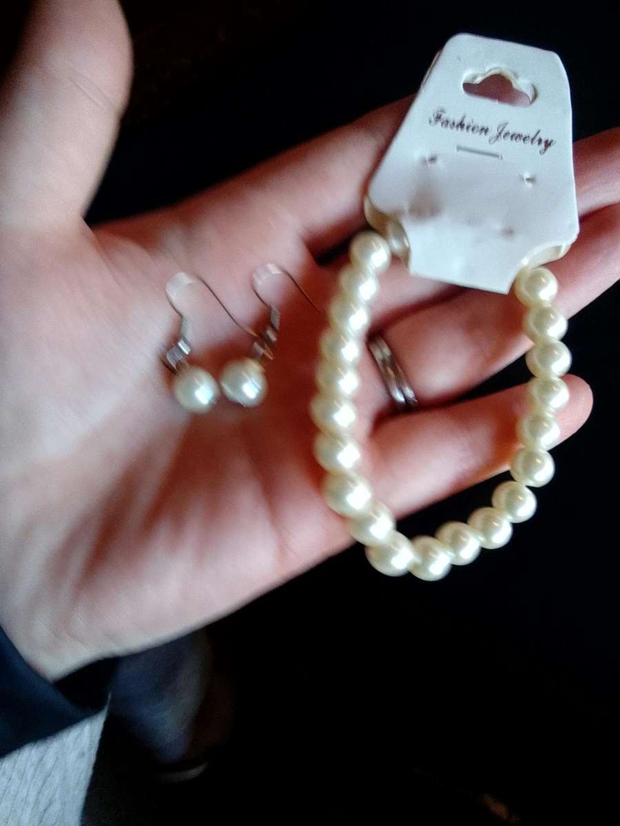 Beautiful Set Of Costume Jewelry Pearl Earrings And Stretch Bracelet -Excellent Condition