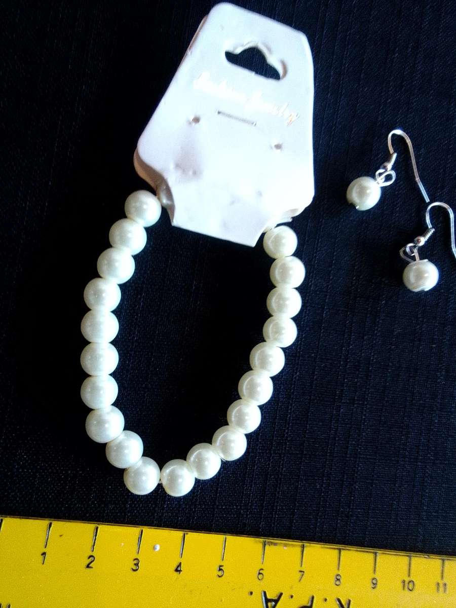 Beautiful Set Of Costume Jewelry Pearl Earrings And Stretch Bracelet -Excellent Condition