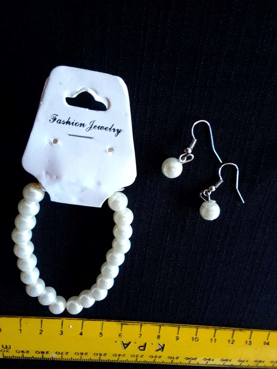 Beautiful Set Of Costume Jewelry Pearl Earrings And Stretch Bracelet -Excellent Condition