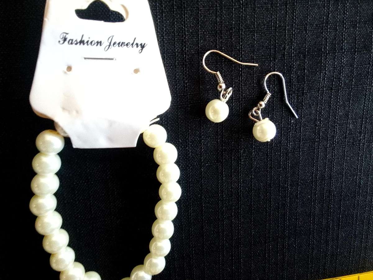 Beautiful Set Of Costume Jewelry Pearl Earrings And Stretch Bracelet -Excellent Condition