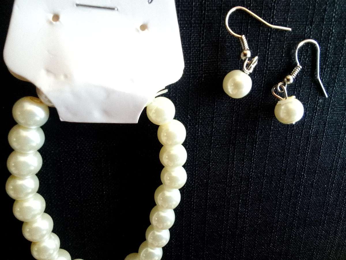 Beautiful Set Of Costume Jewelry Pearl Earrings And Stretch Bracelet -Excellent Condition