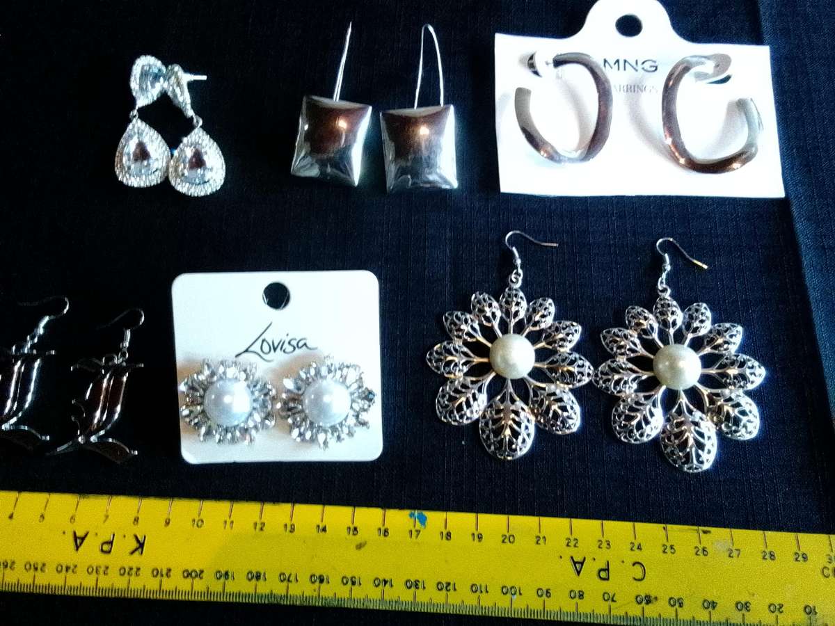 Collection Of Six Stunning Woman's Different Styles Of Earrings - Excellent Condition