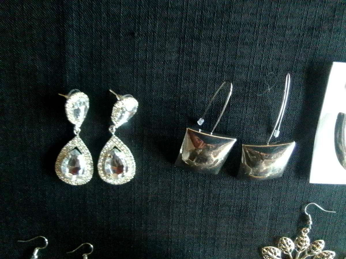 Collection Of Six Stunning Woman's Different Styles Of Earrings - Excellent Condition