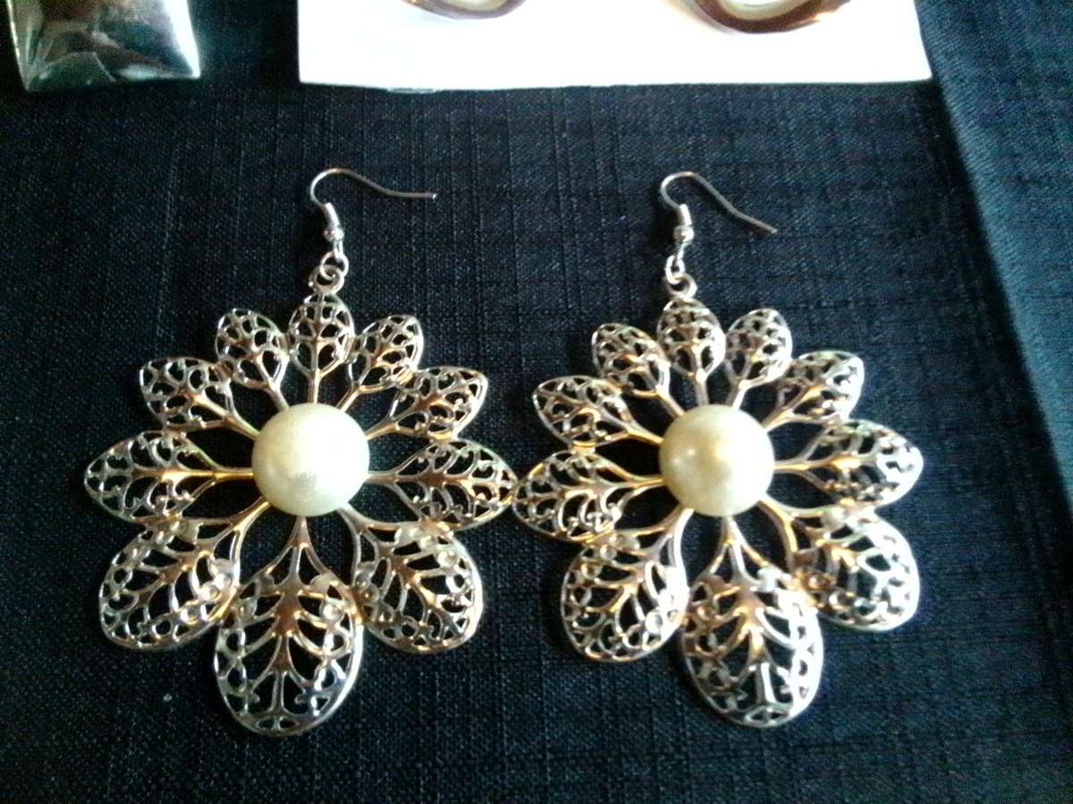 Collection Of Six Stunning Woman's Different Styles Of Earrings - Excellent Condition