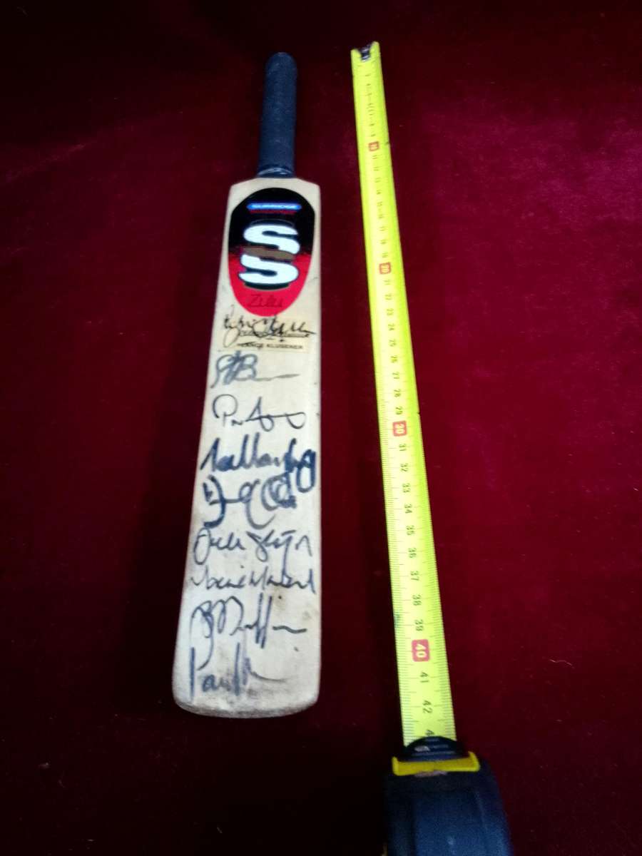 Mini Cricket Staurt Surridge Zulu Warrior Bat - Signed By Protea Cricket Team Players - View Desp.
