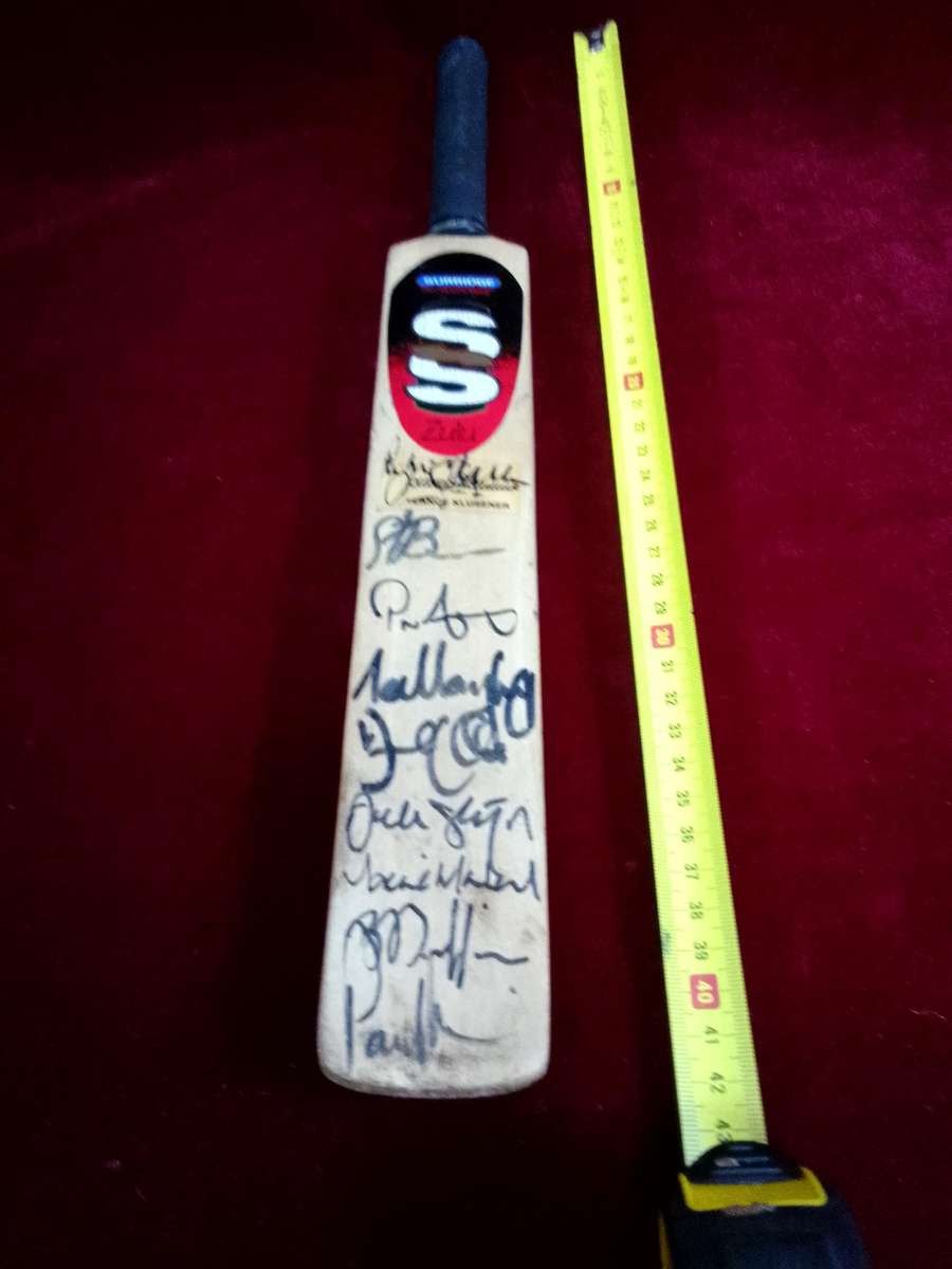 Mini Cricket Staurt Surridge Zulu Warrior Bat - Signed By Protea Cricket Team Players - View Desp.