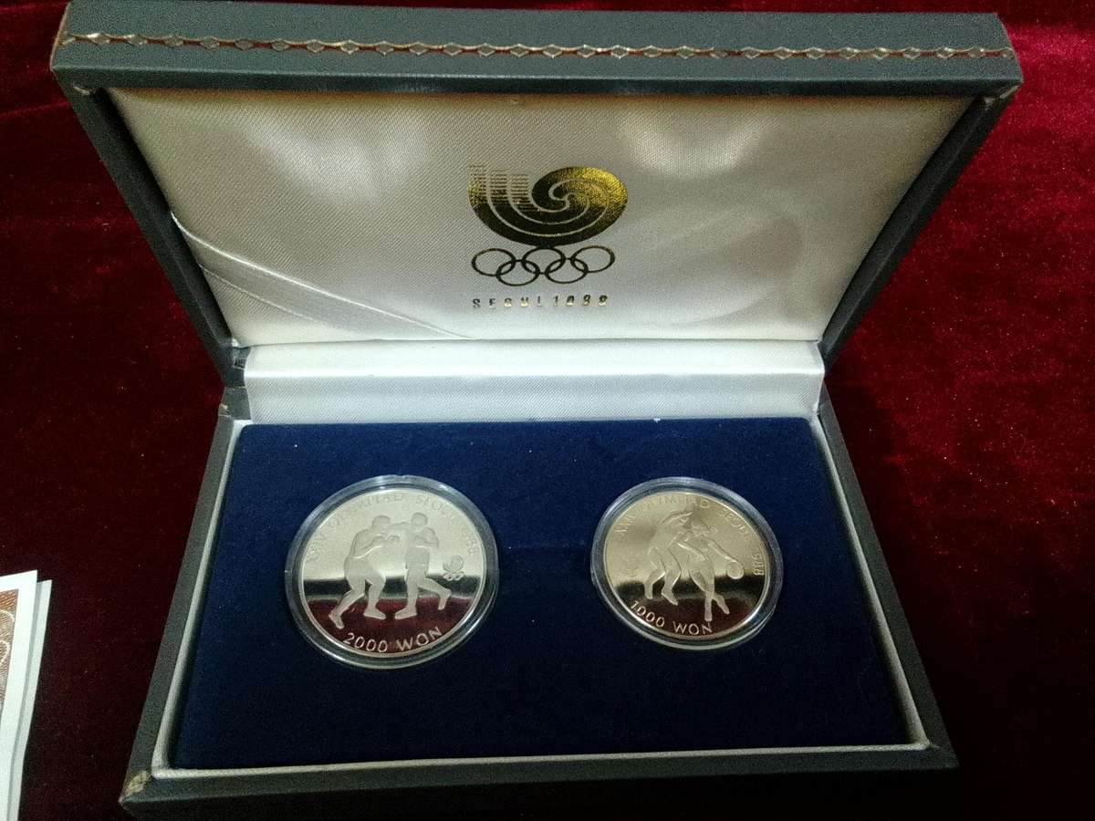 Beautiful Vintage Seoul 1988 Event Olympics Fan Apparel & Souvenirs Medallions- Good Condition