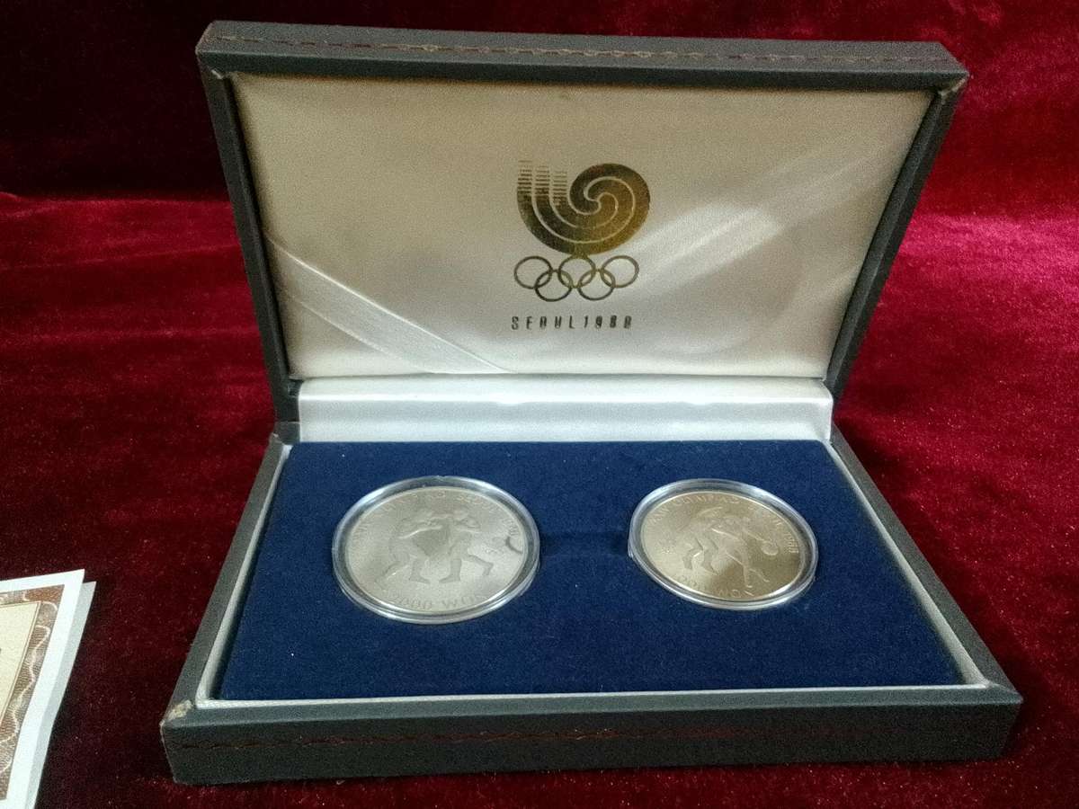 Beautiful Vintage Seoul 1988 Event Olympics Fan Apparel & Souvenirs Medallions- Good Condition