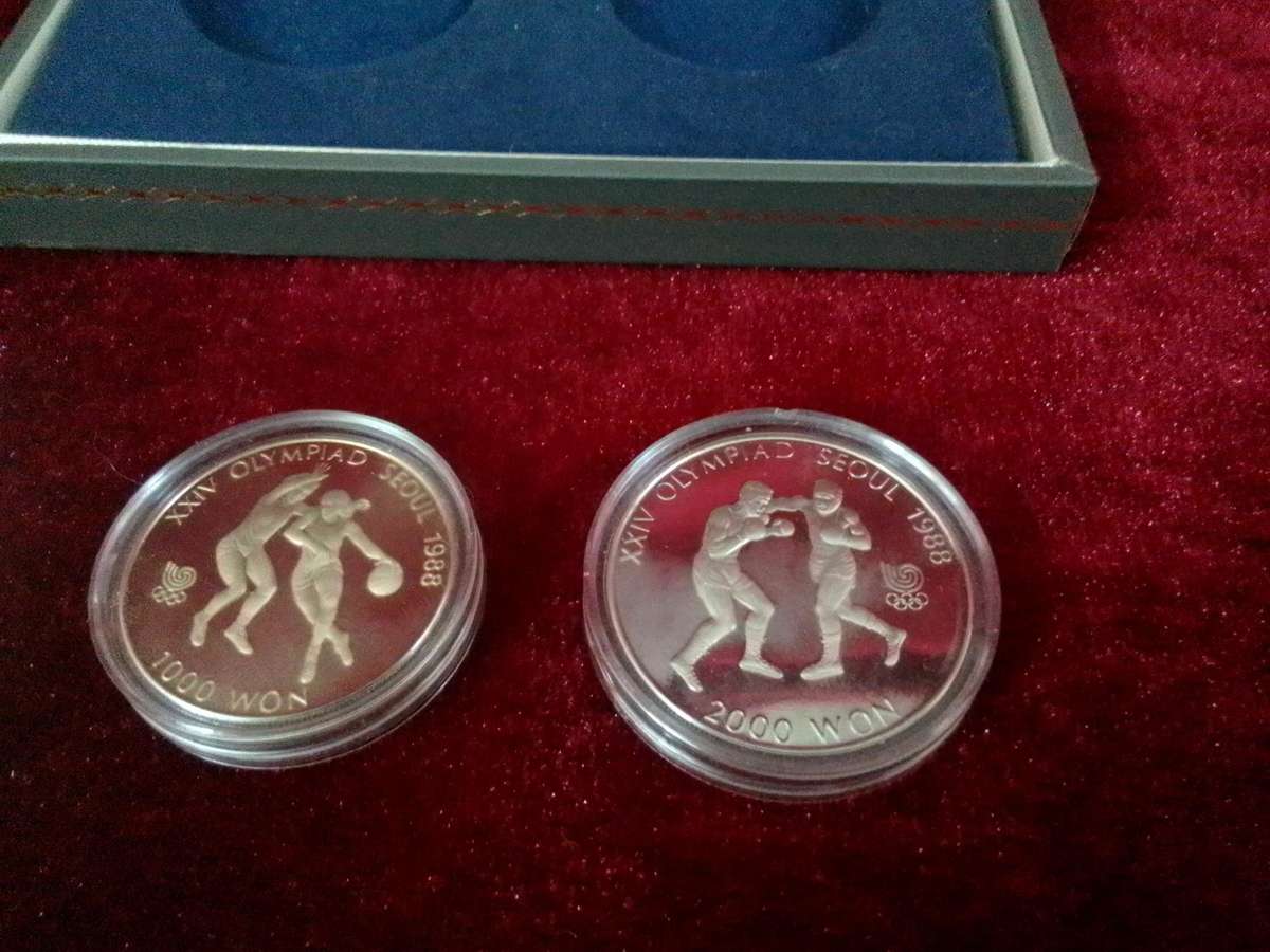 Beautiful Vintage Seoul 1988 Event Olympics Fan Apparel & Souvenirs Medallions- Good Condition