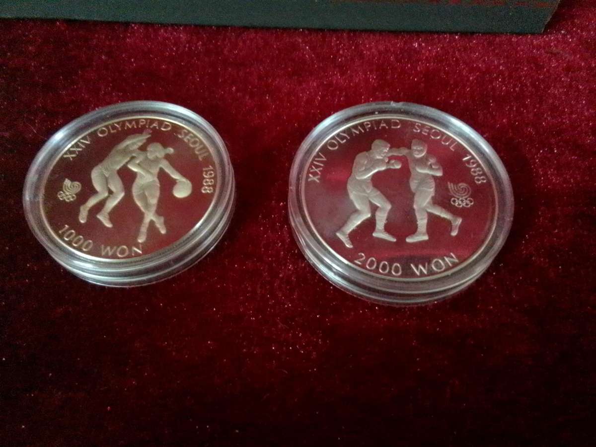 Beautiful Vintage Seoul 1988 Event Olympics Fan Apparel & Souvenirs Medallions- Good Condition