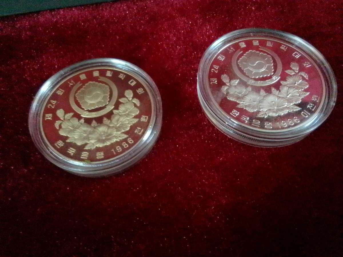 Beautiful Vintage Seoul 1988 Event Olympics Fan Apparel & Souvenirs Medallions- Good Condition