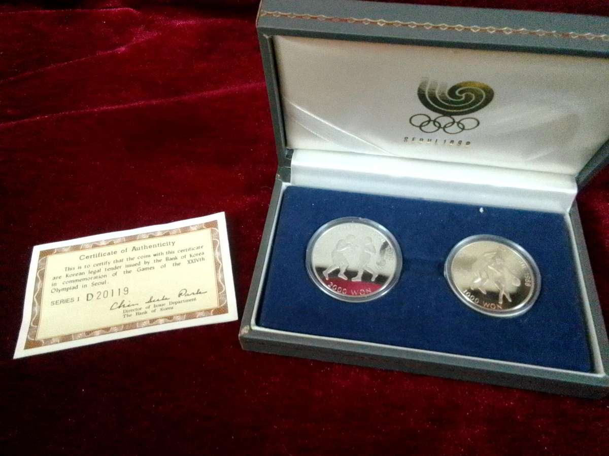 Beautiful Vintage Seoul 1988 Event Olympics Fan Apparel & Souvenirs Medallions- Good Condition