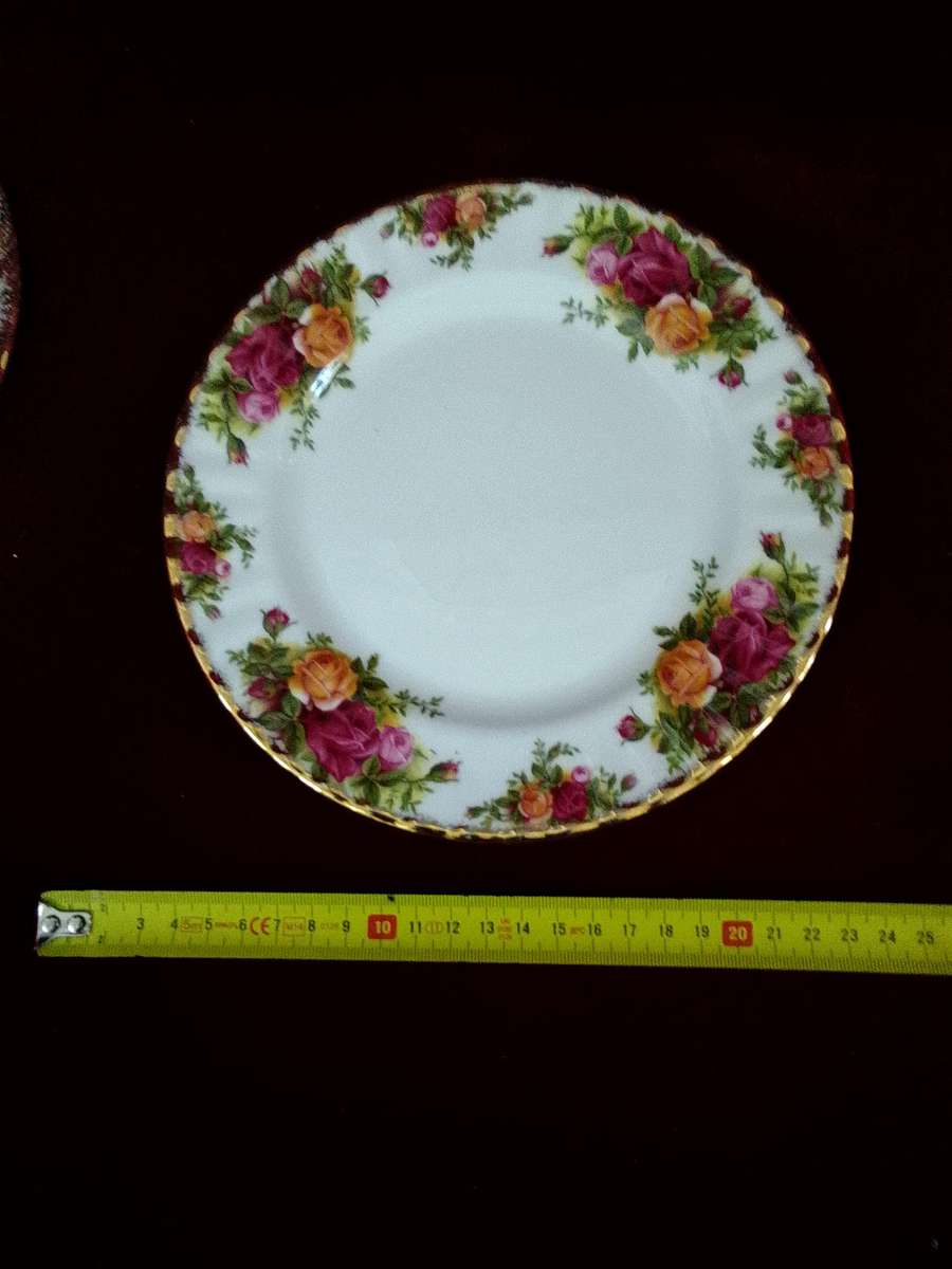 Beautiful Vintage Royal Albert Old Country Roses 20cm-Bone China-Made in England-Selling Per Plate