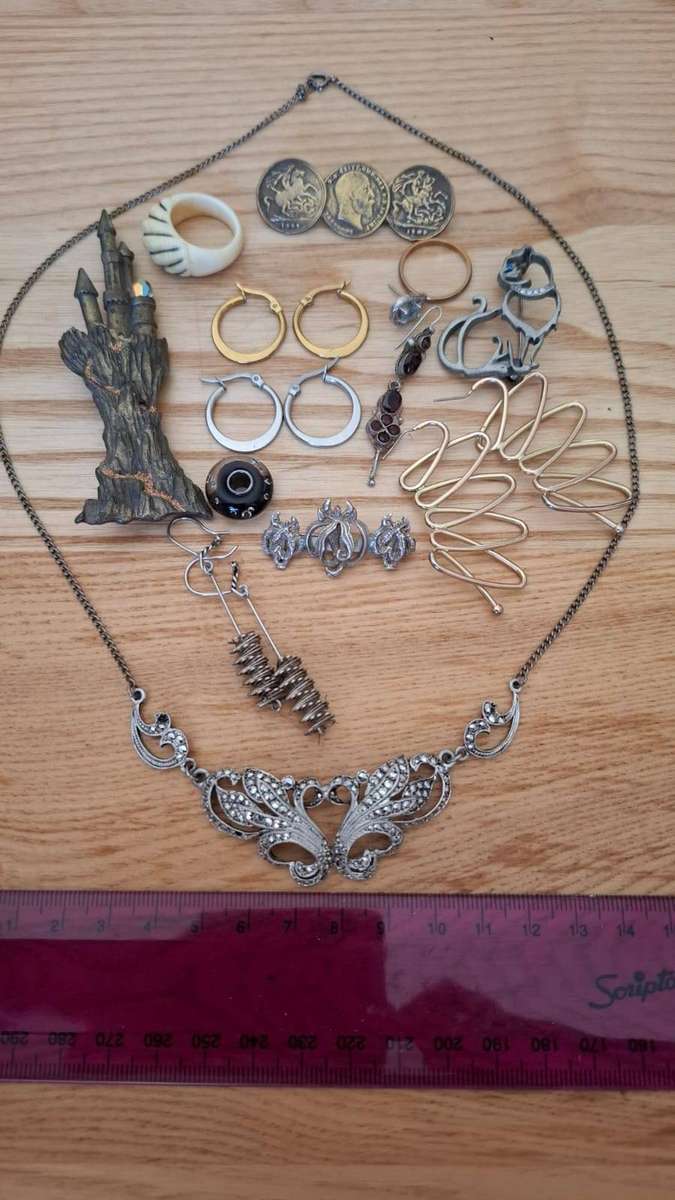Lot of Interesting Vintage Jewellery in Tin Box