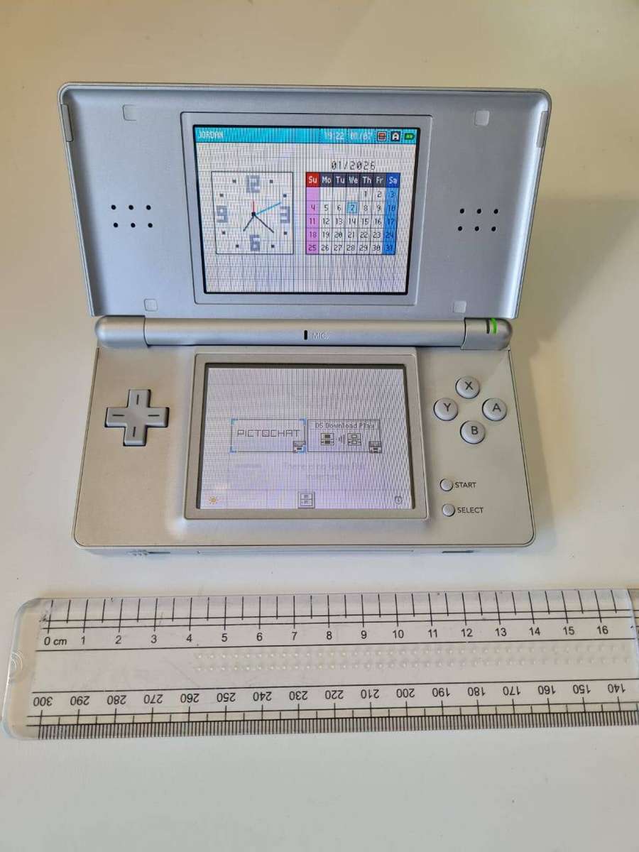 Nintendo DS Lite Console Bundle  6 Games & Charger -working
