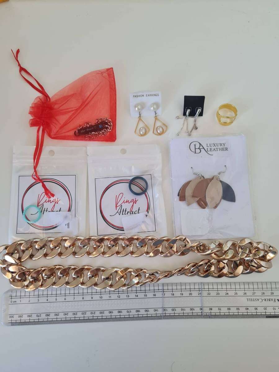LOT 5 Mixed Costume Jewellery  in Good Condition