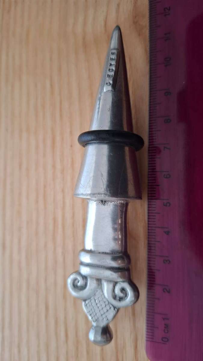 Stunning Carol Boyes "Queen" Style Bottle Stopper in Good Condition