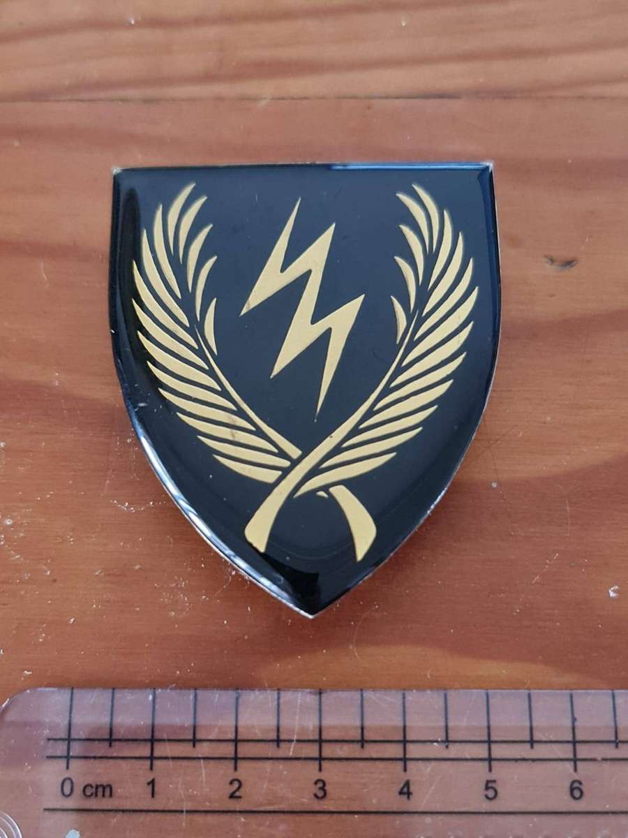 SADF 11 South African Infantry Battalion (11 SAI) Metal Shoulder Flash Badge