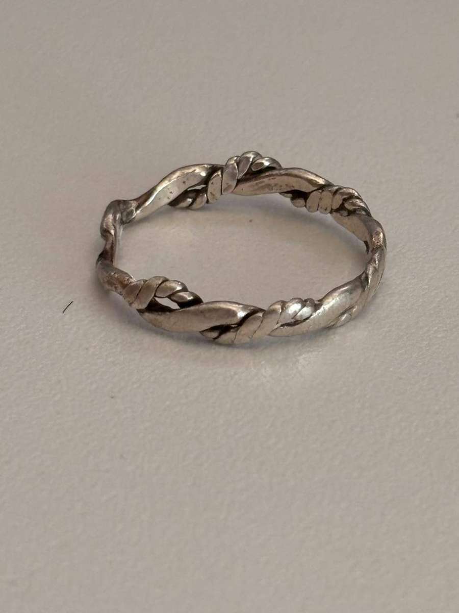 Beautiful 925 Sterling Silver Ring (2.1 g)