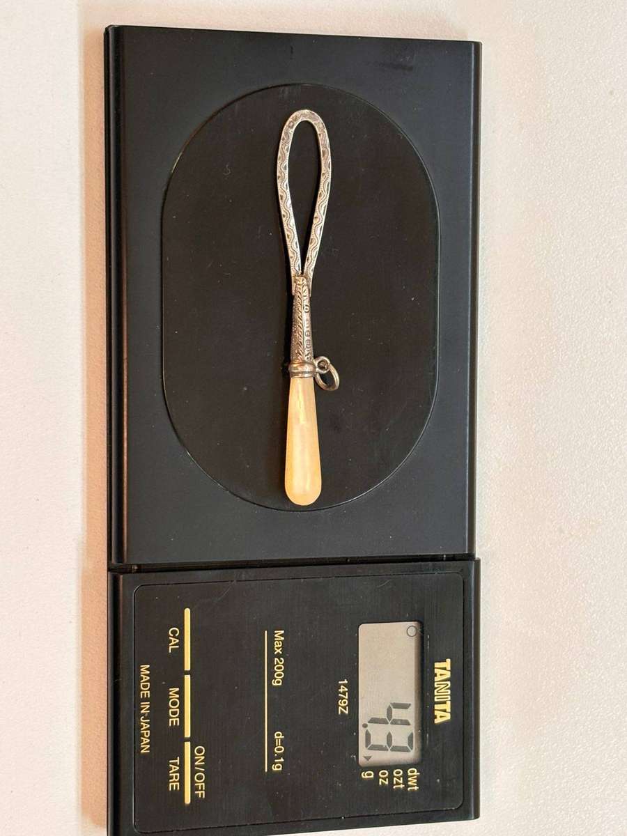 Victorian-era Button Hook, Featuring a Sterling Silver Loop and a Mother of Pearl Handle 4.3 g